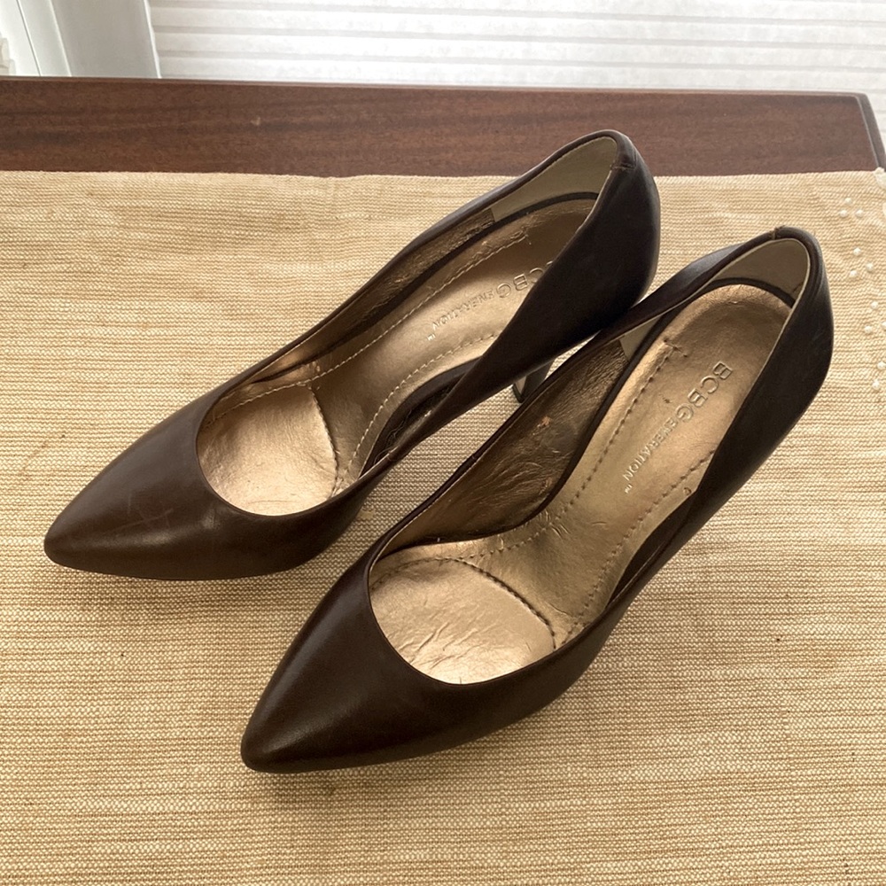 BCBG brown pump